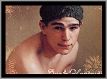 Josh Hartnett, czapeczka